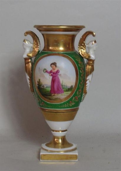 null PARIS - Petit vase en porcelaine polychrome à décor d'une petite fille en robe...