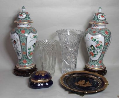 null Paire de vases couverts en porcelaine polychrome à décor d'oiseaux en réserve,...