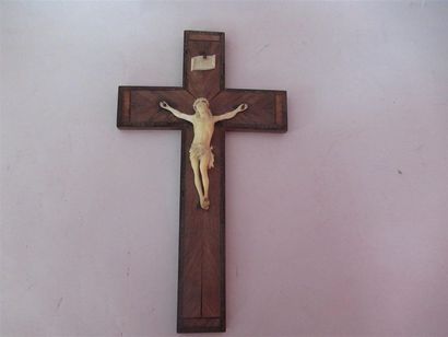null Christ en ivoire sur croix en placage de bois marqueté en frisage - Epoque XVIIIe...