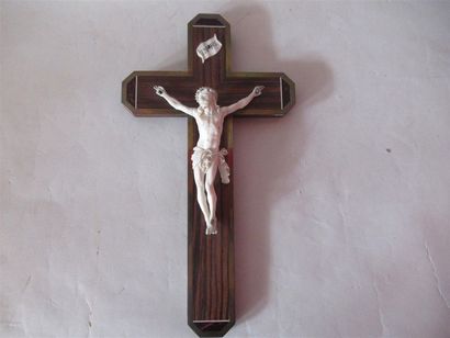 null Christ en ivoire sur croix en palissandre dans une monture en laiton - Epoque...