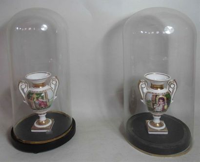 null PARIS - Paire de petits vases de mariée en porcelaine à décor de Marie-Louise...