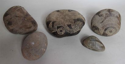 null Cinq galets pétroglyphes dont l'un à décor gravé d'une chauve-souris et d'animaux...