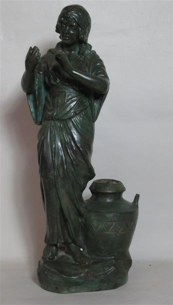 null Anonyme "Porteuse d'eau" Epreuve en bronze à patine verte - Ht : 48 cm 