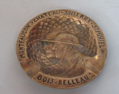 null PAUL MOREAU-VAUTHIER (1871-1936) Cendrier en bronze à patine dorée, le bord...