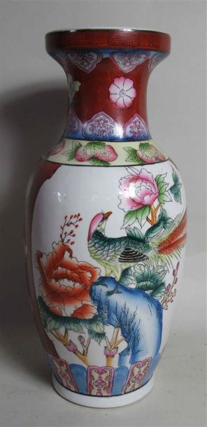 null Vase en porcelaine polychrome à décor de Phoenix Chine, deuxième moitié du XXe...