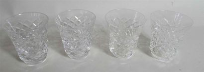 null SAINT LOUIS - Suite de 4 verres en cristal - Ht : 7,3 cm 