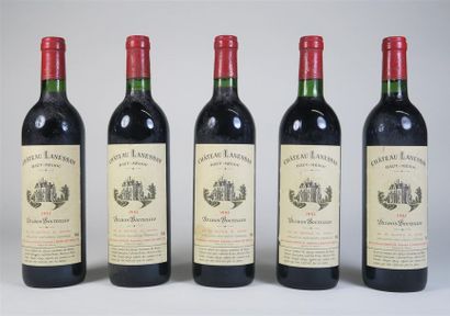 null 5 bouteilles CHÂTEAU LANESSAN 1983 Haut Médoc, niveaux : 1 bas goulot, étiquettes...