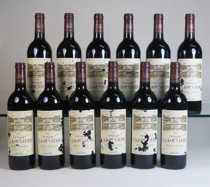 null 12 bouteilles CHÂTEAU LA LOUVIERE 1998 Pessac Léognan, étiquettes abîmées, caisse...