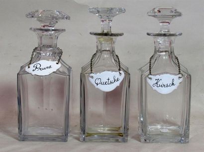 null Suite de trois carafes en verre et cristal, surmontées de trois plaques en tôle...