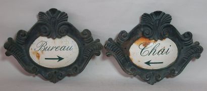 null 2 plaques en fonte de fer peintes marquées "Bureau" et "Chai" - Proviennent...