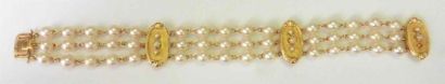 null Bracelet en vermeil et métal doré à trois rangs de perles alternées de navettes...