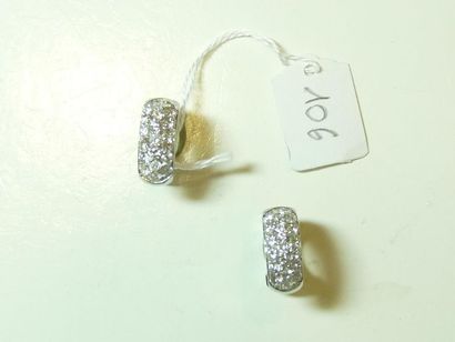 null Paire de créoles en or gris 18K (750/oo) pavées de diamants taille brillant...