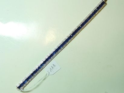 null Bracelet ruban en or gris 18K (750/oo) centré d'une ligne de saphirs calibrés...