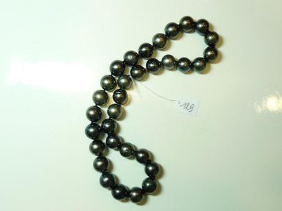 null Collier de perles de Tahiti grises diamètre 13,8 x 15 mm, le fermoir dans une...