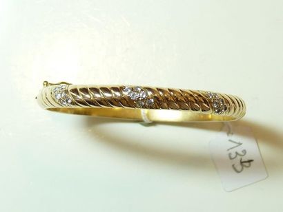 null Bracelet jonc ouvrant en or jaune 18K (750/oo) la partie supérieure à décor...