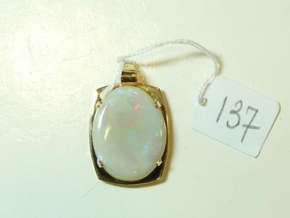 null Pendentif en or jaune 18K (750/oo) orné d'un cabochon d'opale. Poids brut :...