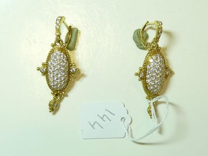 null Paire de pendants d'oreilles en or jaune 18K (750/oo) à décor d'ovale bombé...