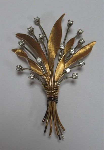 null Broche en or jaune 18 K (750/oo) et métal imitant un bouquet, les fleurs serties...