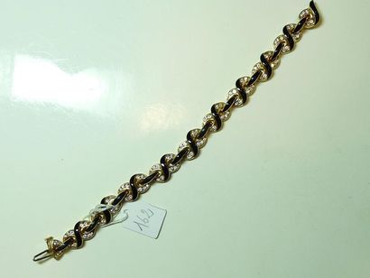 null Bracelet souple en or jaune 18K (750/oo) à maillons formant des volutes sertis...