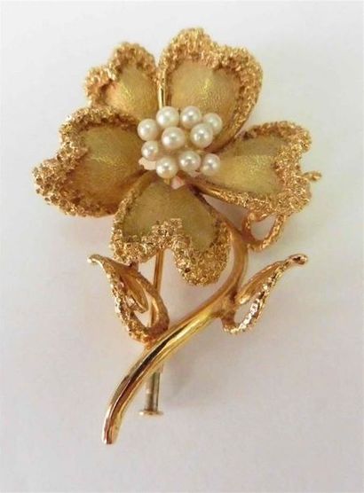 null Broche Fleur en or jaune 18 K (750/oo), les pistils ornés de petites perles...