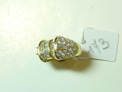 null Bague en or jaune 18K (750/oo) la partie centrale formant un noeud papillon...