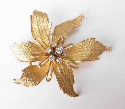 null Broche Fleur en or jaune 18 K (750/oo) ornée en son centre de 7 petits diamants...