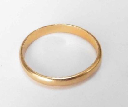 null Alliance en or jaune 18 K (750/oo) - TDD 61 - Poids : 2,9 g On y joint une bague...