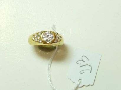 null Bague jonc en or jaune 18K (750/oo) ornée d'un diamant demi taille pesant 0,88...