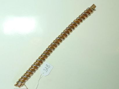 null Bracelet en or de deux tons 18K (750/oo) à décor de godrons en biais. Poids...