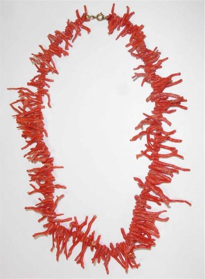 null Collier de bâtonnets de corail rouge avec fermoir en métal doré 