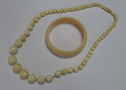 null Collier composé de boules d'ivoire divers diamètres - Lg : 53 cm - Poids total...