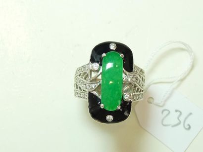 null Bague en argent (925/oo) ornée d'une agate verte, d'émail noir et d'oxydes de...