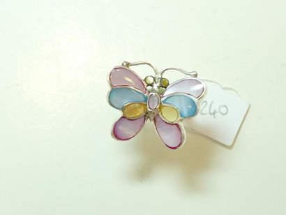 null Bague en argent (925/oo) figurant un papillon orné de nacres teintées multicolores...