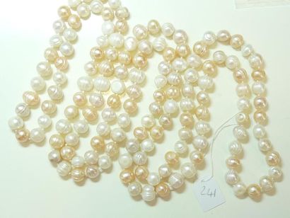 null Sautoir composé de perles d'eau douce baroques de couleur crème.