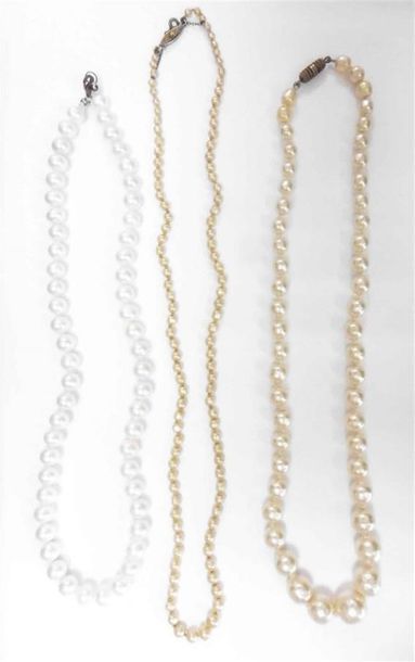 null Lot de trois colliers de perles de culture fermoirs en métal argenté 