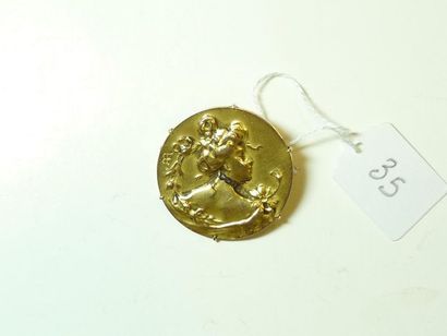 null Broche ronde en or jaune 18K (750/oo) à décor de profil de femme agrémenté de...