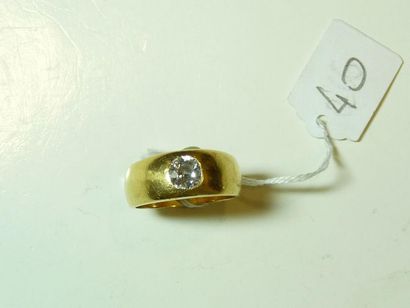 null Bague Jonc en or jaune 18K (750/oo) centrée d'un diamant coussin taille ancienne...