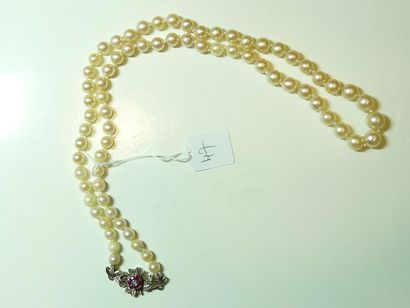 null Collier de perles de culture en légère chute, le fermoir en or gris 18K (750/oo)...