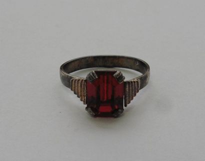 null Bague d'enfant en argent (800/oo) surmontée d'une pierre rouge, épaulée par...