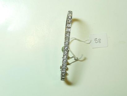 null Bracelet ligne en platine (850/oo) serti de diamants taille ancienne calibrant...