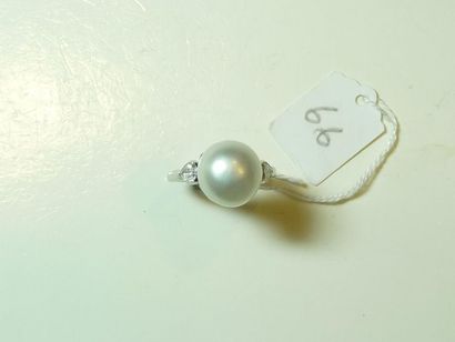 null Bague en platine (950/oo) centrée d'une importante perle fine blanche (diamètre...