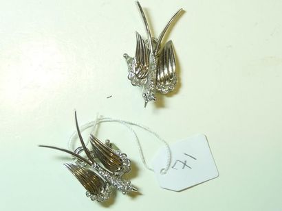 null Paire de clips d'oreilles en or gris 18K (750/oo) et platine (850/oo) à fils...