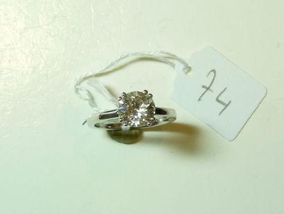 null Bague solitaire en or gris 18K (750/oo) centrée d'un diamant taille ancienne...
