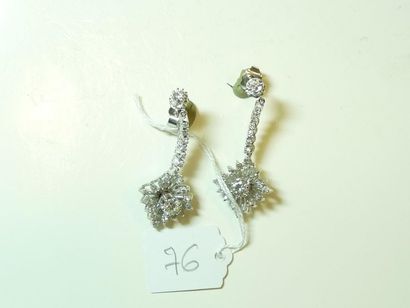 null Paire de pendants d'oreilles en or gris 18K (750/oo) agrémentés de chenilles...