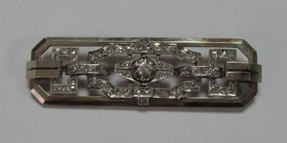 null Broche barrette en or gris et platine, le plateau ajouré pavé de petits diamants...