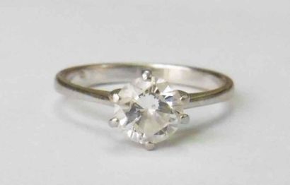 null Bague Solitaire en or gris 18 K (750/oo) et platine surmontée d'un diamant pesant...