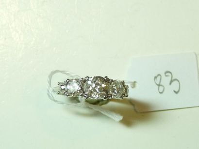 null Bague jarretière en or gris 18K (750/oo) sertie de cinq diamants taille ancienne...