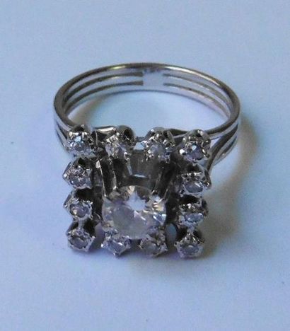 null Bague en or gris 18 K (750/oo) surmontée d'un important diamant pesant 0,75...