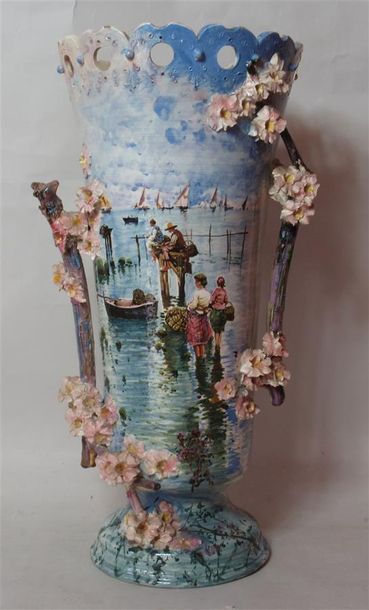 null Important vase en porcelaine et barbotine à décor peint de scènes animées, les...