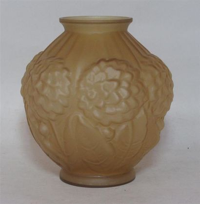 null Vase boule en verre moulé pressé de couleur jaune à décor en relief de dahlias...